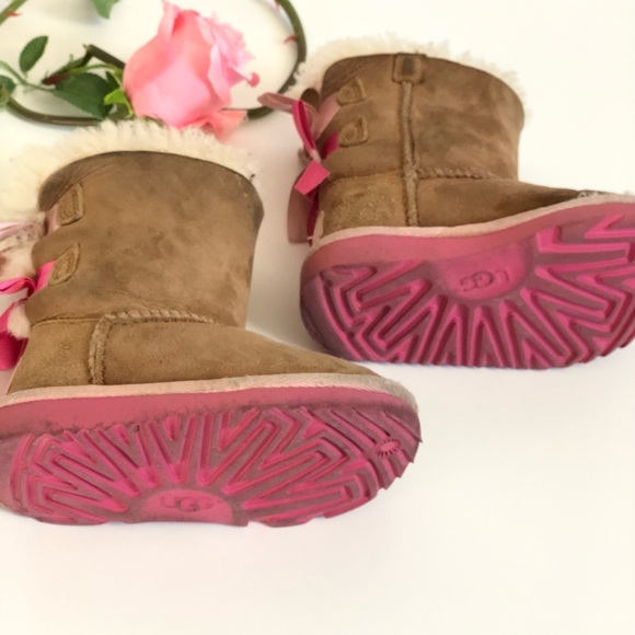 Little girl UGG boots with pink accent bows - Picture 9 of 9